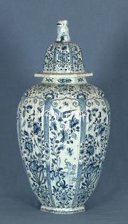 Vaso delft, con tapa, decoracin de flores azul cachadura