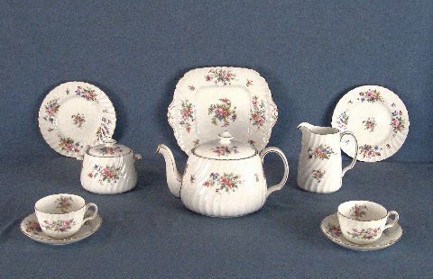 Pz. t porcelana Minton con flores Marlow 11 tazas t c/12 pl., 11 platos masas, 2 masiteros, lechera,azucarera, tetera