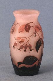 Arsall, Vaso  de vidrio rosa con flores. Averas -109-