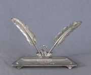 Tintero de plata espaola con cisnes, con  dos plumas