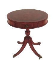 Drum table, estilo georgian, de caoba, tapa cuero con vieta