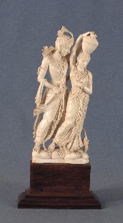 Dignatario y Mujer con cntaro, figura de India tallada