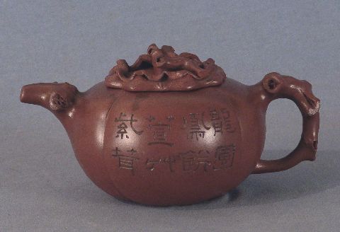 Tetera cermica imitando bamb, con incripcin, marca en la parte interna de la tapa, Etiqueta de Vetmas. China S. XIX