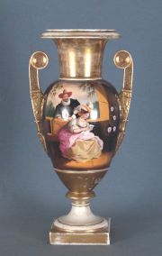 Vaso porcelana de Paris, con figura femenina