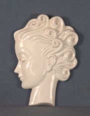 Cabeza femenina de perfil, cermica  blanca