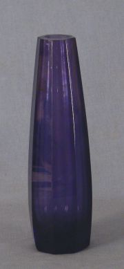 Florero de vidrio violeta, ovoide facetado