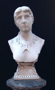 Cabeza femenina, escultura mrmol, con pedestal en tres partes