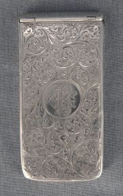 Tarjetera de plata con decoracin geomtrica