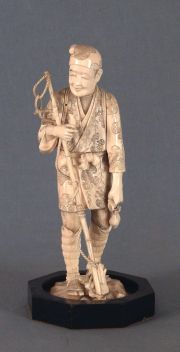 Personaje masculino oriental con bamb, talla de marfil.