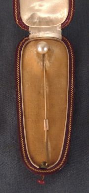Alfiler de corbata de oro con una perla, en estuche original 'Casa Pags de Bs.As.'