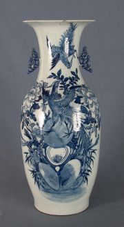 Vaso alto de Porcelana oriental. Decoracin floral en azul.