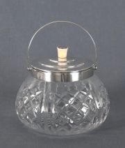 Caramelera de cristal tallado con tapa de plata inglesa Mappin & Webb con remate de marfil y manija superior.