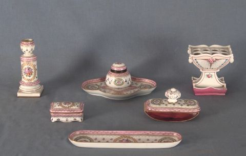 Seis piezas de escritorio, porcelana blanca con dec. floral (tintero, portalaplumas, candelero, etc.)