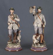 Cazadores, figuras de ceramica esmaltada (una restaurada) (con bases)