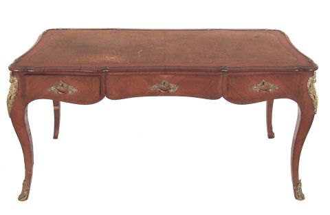 Mesa escritorio estilo Transicin, tres cajones (sin llave, bronce faltante)