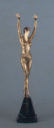 Bailarina, figura crisoelefantina de bronce europeo labrado patinado, sobre base de mrmol.