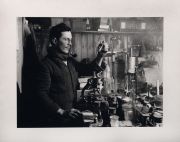 H.G. Ponting. Dr. Atkinson in his Lab, fotografa de la Coleccin Popperfot. Londres, Impresin posterior.