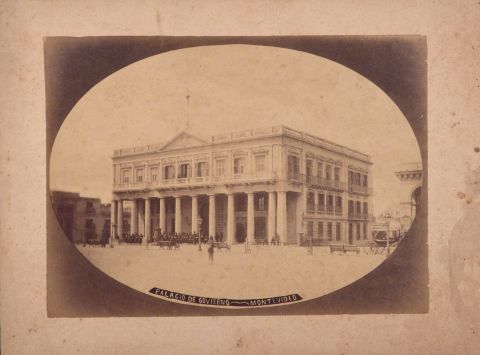 Palacio de Gobierno, Montevideo. Foto albuminada circa 1878, realizada por la firma fotogrfica Chute y Brooke de Monte