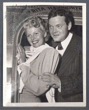 Rita Hayworth y Orson Welles, fotografia autografiada ao 1953. Sello de International News Photos.