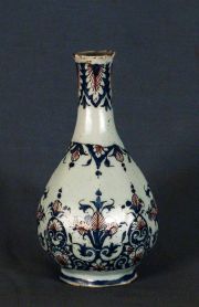 Botelln porcelana europea con decoracin en esmalte azul y brique
