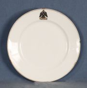 Tres platos de porcelana rusa blanca con guila bicfala, cachadura