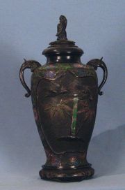 Vaso oriental en bronce con tapa de madera averas  rematada con figura, base de madera