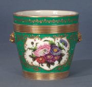 Cachepot, porcelana europea, esmalte verde, decoracin en dorado (uno averiado)