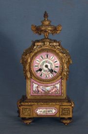 Reloj de mesa de bronce dorado y porcelana rosa. Sin llave ni pendulo.