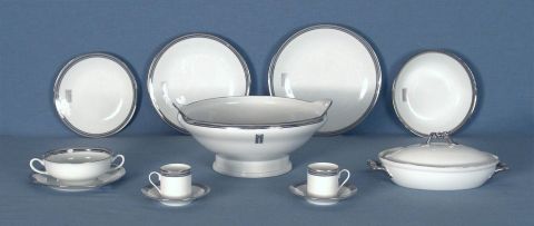 Juego de mesa de porcelana francesa Art Deco. Monograma M.M. Comp. por: