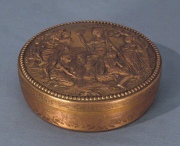 Caja circular,escena clásica de bronce con alegorías de la primavera. Caja circular.