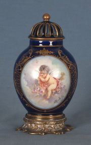 Vaso de porcelana Sevres Cabalto con angelito