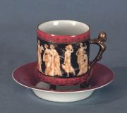 Tazas con platos, porcelana Alemana con escenas figuras clasicas, sobre fondo negro.
