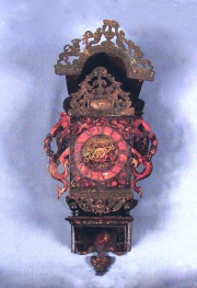 Antiguo reloj de pared pintado, con mnsula.