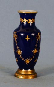 Vaso pequeo porcelana Sevres, azul cobalto decoracin dorado.