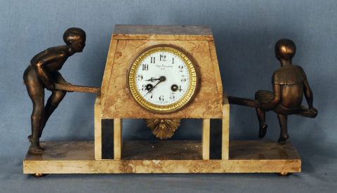 Reloj de mesa mrmol Art Nouveau, con dos fguras. Escasany. Con pndulo y 2 llaves.