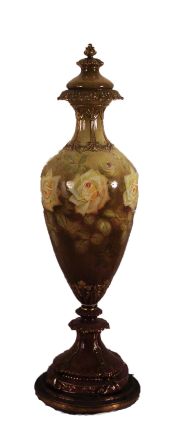 Anfora de porcelana con flores en marrn. Con tapa. Restaurada, con base. 130 cm.