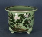 Cache pots chinos, decoracin floral sobre esmalte celadon. Uno con fisura.