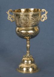Copas de metal dorado con decoracin de flores y motivos geomtricos