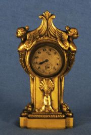 Reloj pequeo de bronce doraod con esfinges (41)