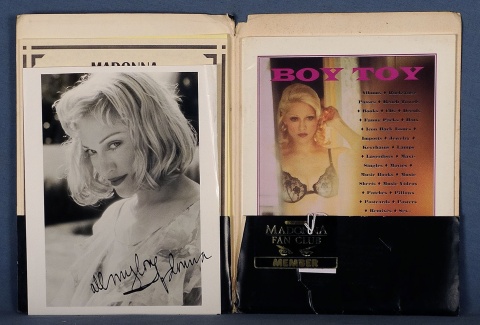 Carpeta Madonna Fan Club, con fotografa, carnet y revista.