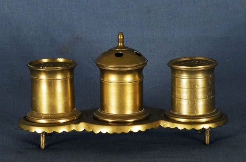 Tintero de bronce con tres recipientes, averas.
