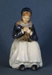 Figura de porcelana Royal Copenhagen 'Mujer tejiendo' N 1317, firmado BENTER 1911. Alto: 22,7 cm.