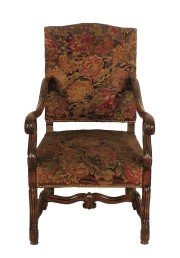 Sillon estilo barroco, tapizado tapicera, respaldo curvo.