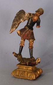 San Gabriel y el demonio, talla cuzquea de madera policromada. avs. Base de madera