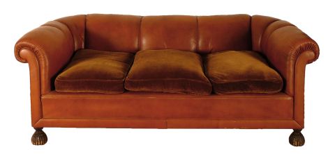 Sofa y dos silloness, tapizados cuero marrn. (3)