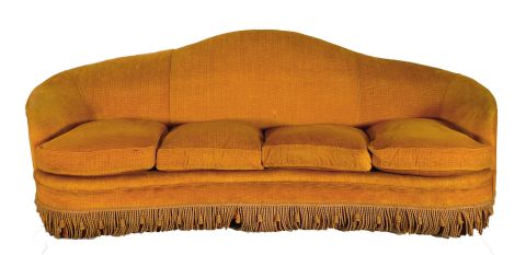 Juego de living sof y dos sillones, tapizado mostaza. Avs.. (3)