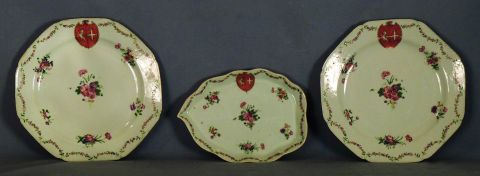 Dos Platos blanco con flores Kerteux y fuente, cachaduras. 3 Piezas
