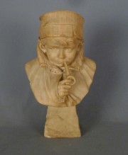 SCHEGGI, Ottavio. Nio con pipa, escultura de mrmol tallado.