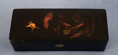 Caja laca japonesa, rectangular negra con decoracin de paisaje.