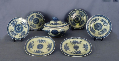 Parte de un servicio de mesa Cia. de Indias porcelana con esmalte azul dec. floral. Sopera, 3 fuentes ovales, dos peq.